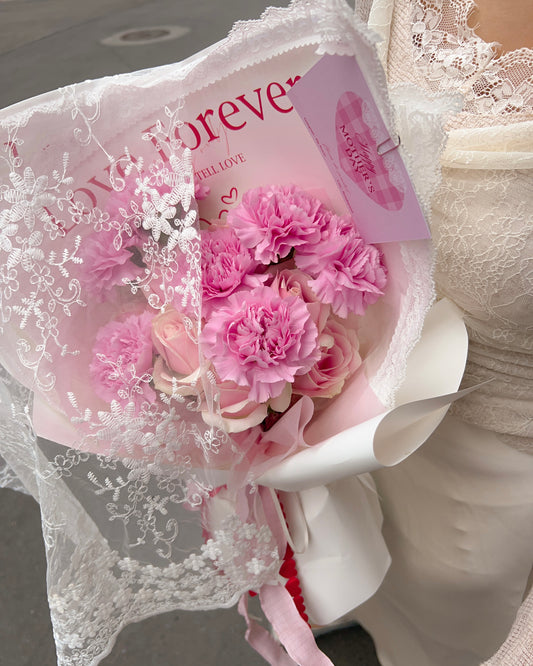 Lace Embrace｜蕾絲布康乃馨玫瑰鮮花束