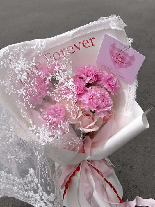 Lace Embrace｜蕾絲布康乃馨玫瑰鮮花束